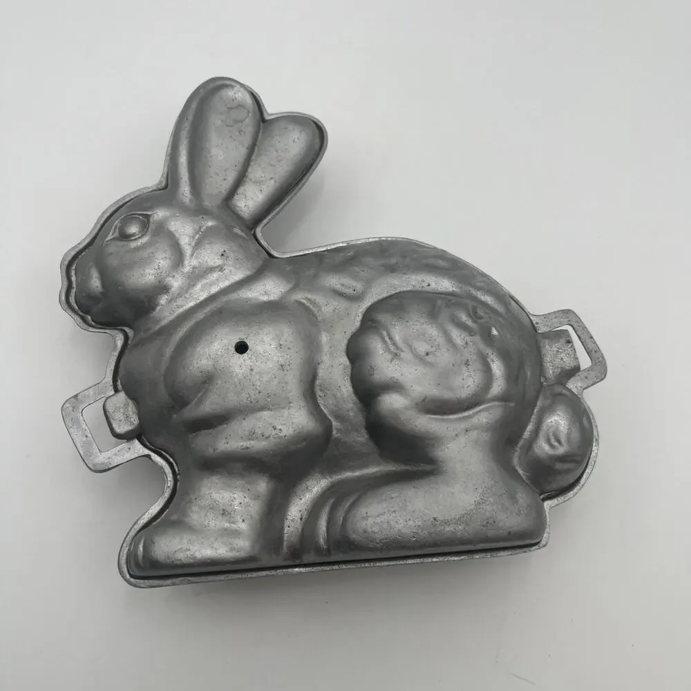 Vintage Heavy Cast Aluminum 2pc 3D Bunny Rabbit Cake Mold Pan 11x10x4 Easter